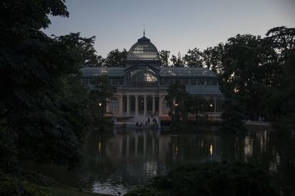 En el gran parque del Retiro, que alberga destacados conjuntos arquitectónicos, escultóricos y paisajísticos de los siglos XVII a XXI, como el monumento a Alfonso XII, el Palacio de Cristal, el Estanque Grande, el Parterre, la Puerta de Felipe IV o la fuente de la Alcachofa, entre otros.