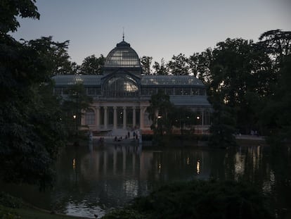 En el gran parque del Retiro, que alberga destacados conjuntos arquitectónicos, escultóricos y paisajísticos de los siglos XVII a XXI, como el monumento a Alfonso XII, el Palacio de Cristal, el Estanque Grande, el Parterre, la Puerta de Felipe IV o la fuente de la Alcachofa, entre otros.