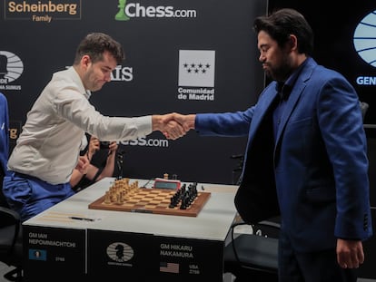 El ruso Ian Nepómniachtchi y el estadounidense Hikaru Nakamura, antes de su partida en el Torneo de Candidatos.