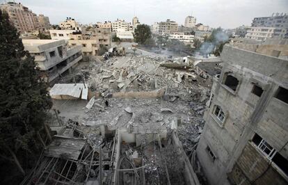 Fotografía panorámica de los restos del edificio gubernamental palestino arrasado durante la madrugada del sábado por un ataque israelí.