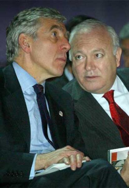 Jack Straw (izquierda) y Miguel Ángel Moratinos.