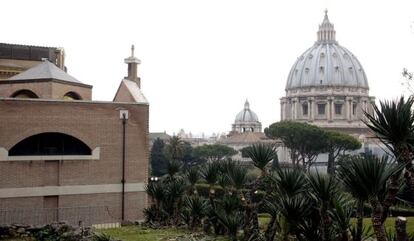 Vista del monasterio Mater Ecclesiae, la residencia que Benedicto XVI ha elegido para vivir tras su renuncia, y de la Basílica de San Pedro.