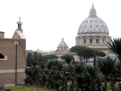 Vista del monasterio Mater Ecclesiae, la residencia que Benedicto XVI ha elegido para vivir tras su renuncia, y de la Bas&iacute;lica de San Pedro. 