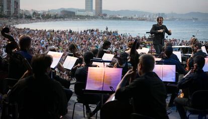 L&#039;Orquestra Simf&ograve;nica de Barcelona i Nacional de Catalunya a la platja. 