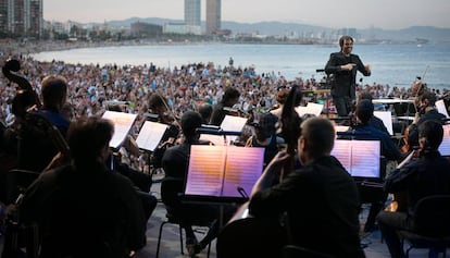 L'Orquestra Simfònica de Barcelona i Nacional de Catalunya a la platja.