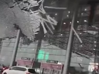 El techo del Aeropuerto Internacional Nanchang Changbei se desprende del edificio.