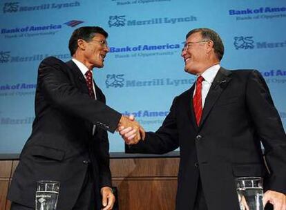 Lewis, de Bank of America (derecha), saluda a Thain, de Merrill Lynch, en la presentación del acuerdo.