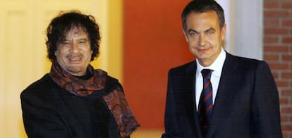 José Luis Rodríguez Zapatero, presidente del Gobierno, con Muamar el Gadafi