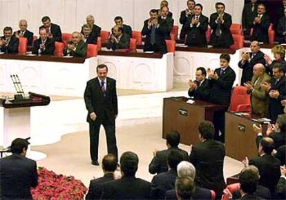 El primer ministro turco, Erdogan, es aplaudido por los diputados tras ser elegido para el cargo el 11 de marzo de 2003.