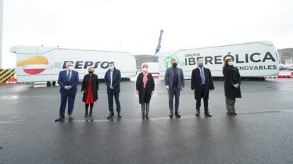 El consejero delegado de Repsol, Josu Jon Imaz, y el presidente del grupo Ibereólica Renovables, Gregorio Álvarez, en un acto previo a la salida de aerogeneradores desde Bilbao hacia Chile.