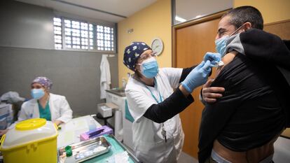Un profesional sanitario recibe la segunda dosis de la vacuna Pfizer en Barcelona este viernes.