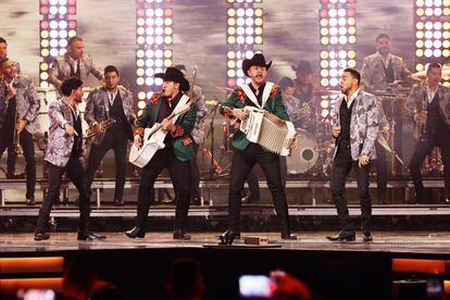 El grupo Calibre 50 se presentó con Banda El Recodo en el escenario durante la entrega de premios.