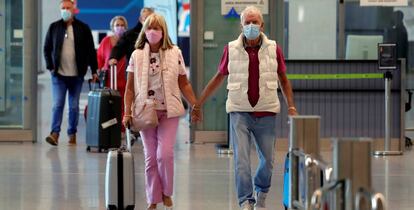 Turistas británicos llegan al aeropuerto de Málaga.