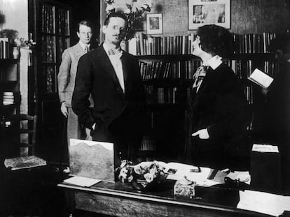 El escritor James Joyce y su editora Sylvia Beach, en la librería de París Shakespeare and Company en marzo de 1930.