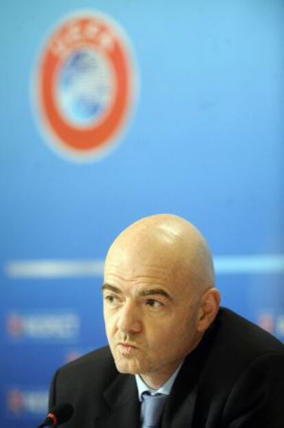 Gianni Infantino, secretario general de la UEFA, durante la rueda de prensa.