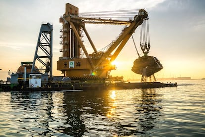 Una inmensa grúa para dragar fondos extrae arena del lecho marino para  una nueva terminal del puerto de Tuas, en la costa oeste de Singapur.