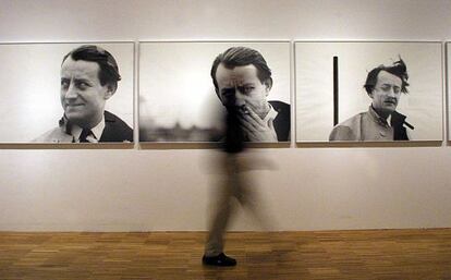 Tres im&aacute;genes de Andr&eacute; Malraux captadas por la fot&oacute;grafa Gis&egrave;le Freund, en una exposici&oacute;n en el CCCB de Barcelona.