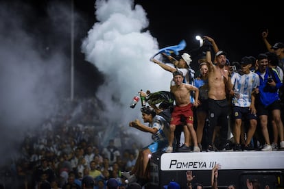 Los aficionados estallaban al paso del autobús que llevaba a la selección. 