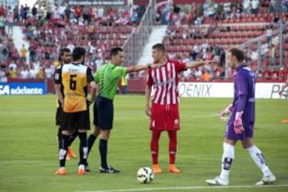 Momento en el que el árbitro reanuda el encuentro.