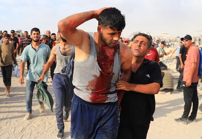 Un hombre herido cerca de un punto de reparto de ayuda en Beit Lahia, en el norte de Gaza, el 23 de junio. 