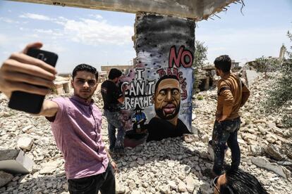 Los artistas sirios Aziz Asmar y Anis Hamdoun terminan un mural en recuerdo de George Floyd en las ruinas de la provincia de Idlib, al norte de Siria. |