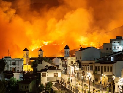 El municipio canario de Tejeda, anoche con el incendio al fondo. 