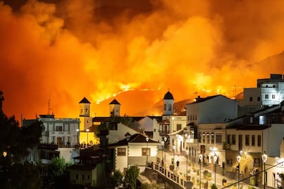 El municipio canario de Tejeda, anoche con el incendio al fondo. 