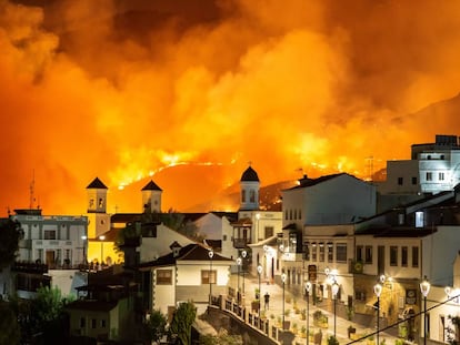 O município canário de Tejeda, na noite de sábado com o incêndio ao fundo.