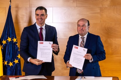 Pedro Sánchez (a la izquierda) y Andoni Ortuzar, este viernes en el Congreso.