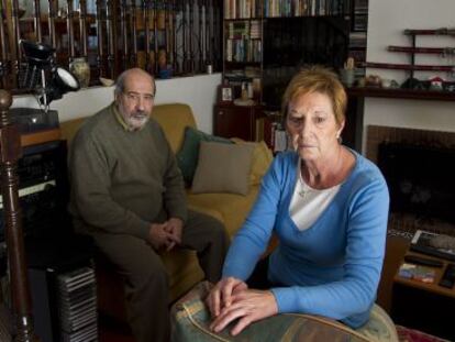 Encarnación Abalos y Manuel Galván en la casa de alquiler donde viven ahora en Málaga.