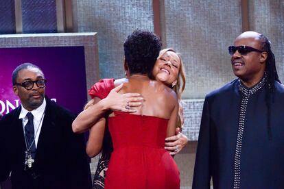 Mariah Carey abraza a Michelle Obama.