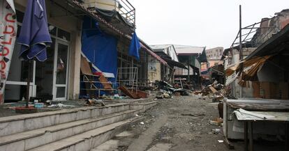 Zona bombardeada del mercado central de Stepanakert, el pasado jueves.