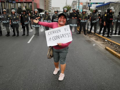 Una manifestante en Lima, frente a cuerpos policiales, este jueves.