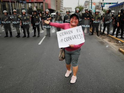 Una manifestante en Lima, frente a cuerpos policiales, el jueves.