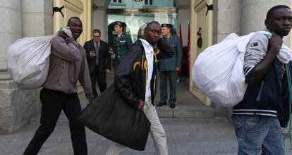 Manteros con mercancía pirata en la Puerta del Sol, en Madrid.