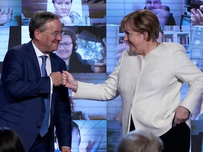 Angela Merkel y Armin Laschet, su sucesor en la CDU y candidato para las elecciones del domingo, en un acto de campaña este viernes en Múnich.