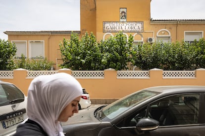 Fachada del colegio público Federico García Lorca, en Alzira, Valencia, este jueves.