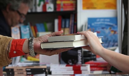 Compraventa de libros en la Feria del Libro de Madrid.