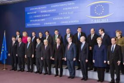 Fotografía de familia de los asistentes a la cumbre de Jefes de Estado y de Gobierno de la Unión Europea (UE) que se celebra en Bruselas en la que los Veintisiete tratarán de cerrar el presupuesto comunitario para 2014-2020.