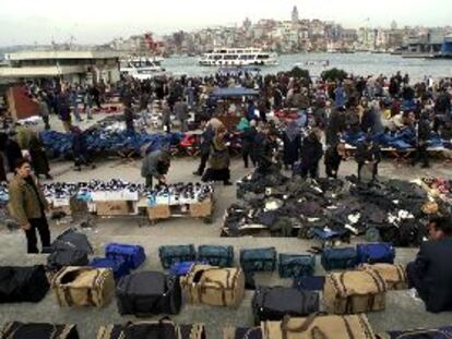 Vista del Cuerno de Oro, ayer en Estambul, donde decenas de vendedores exponen sus mercancías.