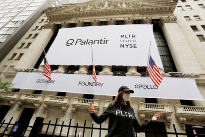El logo de Palantir en la fachada de la Bolsa de Nueva York, este miércoles.