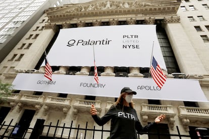 El logo de Palantir en la fachada de la Bolsa de Nueva York, este miércoles.