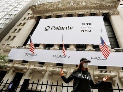 El logo de Palantir en la fachada de la Bolsa de Nueva York, este miércoles.