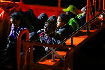 Los menores fueron rescatados por Salvamento Marítimo en la noche del martes junto 29 mujeres, una de ellas embarazada, 14 hombres. En la imagen, migrantes esperan desembarcar en el puerto de Arguineguín (Gran Canaria).