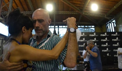 Una pareja baila tango en el Mercado Agrícola de Montevideo. El barrio de Goes tiene una fuerte tradición tanguera hay registros desde 1886.