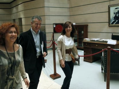 Urkullu, entre las 'burukides' Nekane Alonso (izquierda) y Pilar García de Salazar, antes de su comparecencia.