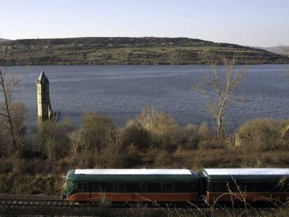 El Expreso de La Robla, a su paso por el Embalse del Ebro, que bordea a lo largo de 18 kilómetros.