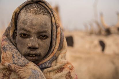 Un chico sudanés de la tribu Dinka con la cara cubierta de ceniza blanca del estiércol de vaca quemado para evitar los mosquitos, en Mingkaman, en el estado de Lagos (Sudán del Sur).