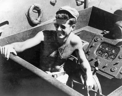 John F. Kennedy a bordo del 'PT-109', en el Pacífico Sur, durante la Segunda Guerra Mundial en 1943.
