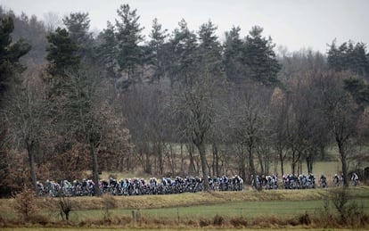 El pelotón durante la tercera etapa de la París-Niza.